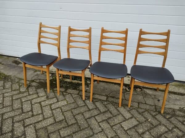 Vintage eetkamerstoelen ladderrug zwart vinyl