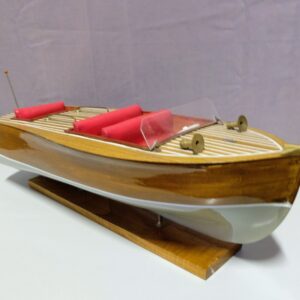 Houten model van speedboot op standaard