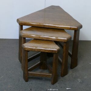 Brutalistisch eikenhouten mimiset driehoekig