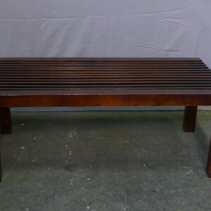 Donker gekleurde notenhouten lattentafel