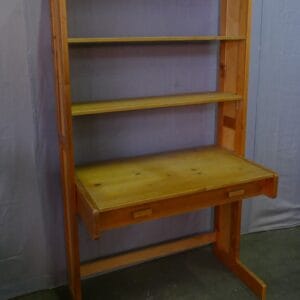 Grenenhouten bureau met boekenrek